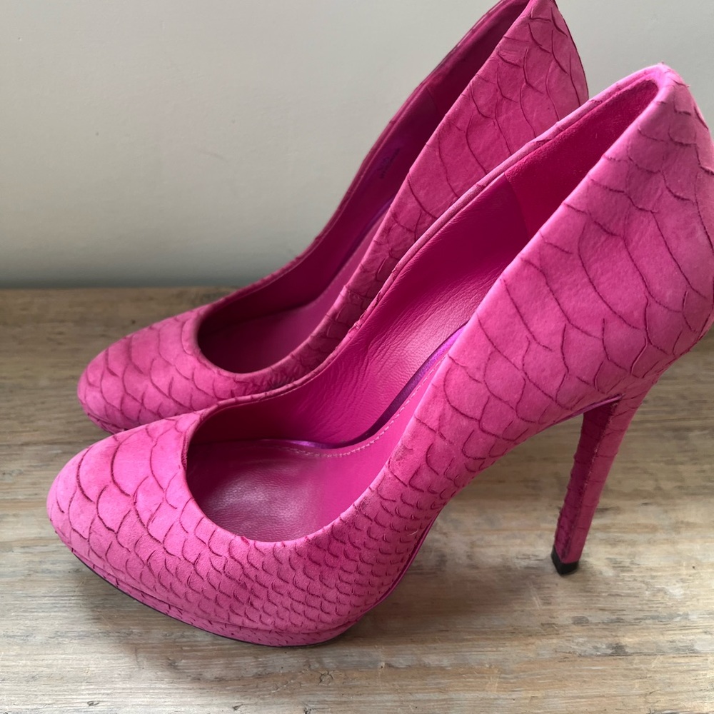 Brian Atwood size 6 pink suede pumps